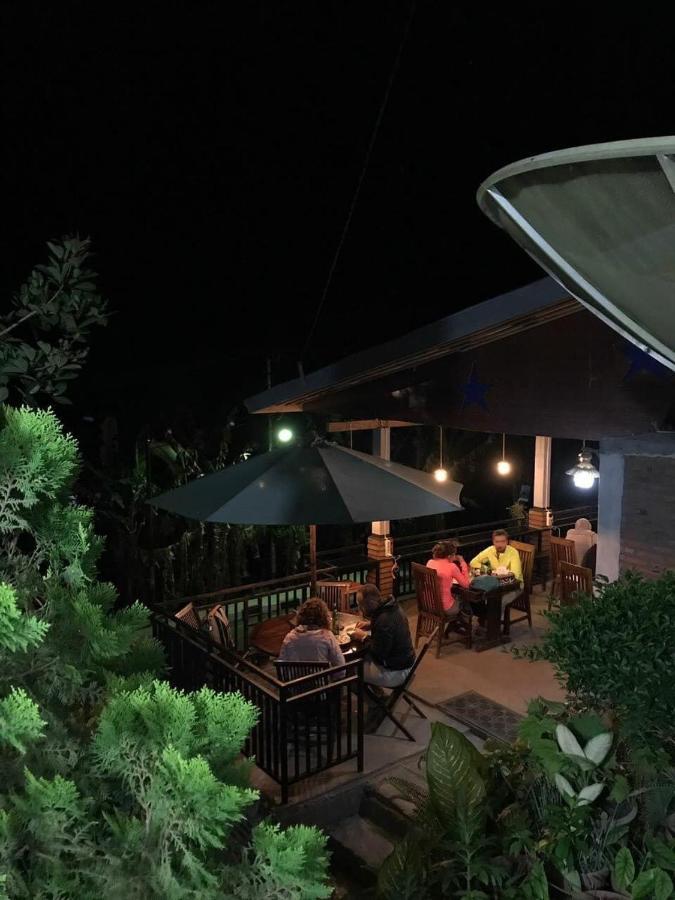 Bintang By Tobias Lodge Cafe & Restaurant Kelimutu Extérieur photo